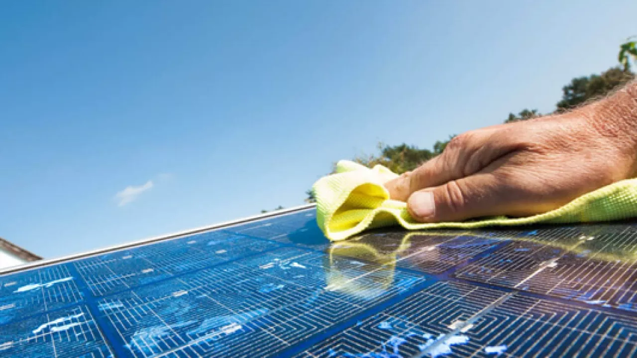 rätt rengöring av solpaneler